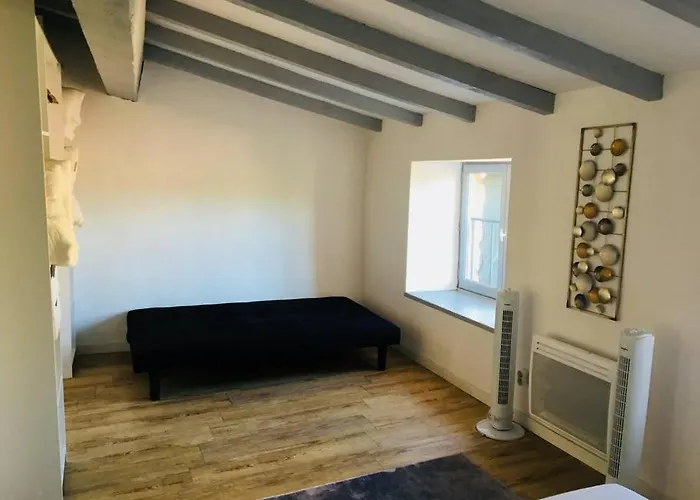 Au Pied De La Cite *