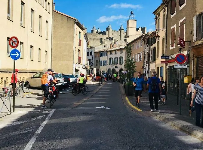 Au Pied De La Cite *